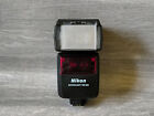 Fotocamera digitale con flash Nikon Speedlight SB-600 con attacco a slitta