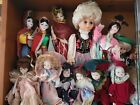 Collezione di 65 Bambole Antiche dal Mondo + Bacheca in legno con ante di vetro