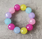 Bracciale elasticizzato con perle in plastica grandi sfaccettate multicolore