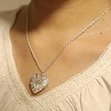 Yienate - Collana alla moda con ciondolo a forma di cuore cavo apribile con fiori incisi, gioiello per donne e ragazze (argento)