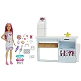Barbie-PlaySet Pasticceria con Bambola dai Capelli Rosa, 2 Barattolini di Pasta Modellabile, Siringa da Pasticcere, Decorazioni, Guarnizioni e Altri Accessori per Preparare Torte, 4+ Anni, HGB73