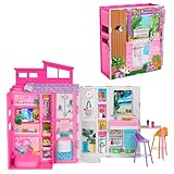 Barbie - Casa delle Vacanze, playset con 4 aree di gioco e 11 accessori decorativi inclusi, con cucina, bagno camera da letto e soggiorno, giocattolo per bambini, 3+ anni, HRJ76