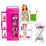 Barbie - Dispensa dei Sogni, playset estensione della cucina di Barbie con bambola inclusa e 25+ accessori, mobili per casa delle bambole e adesivi a tema cibo, giocattolo per bambini, 3+ anni, HJV38