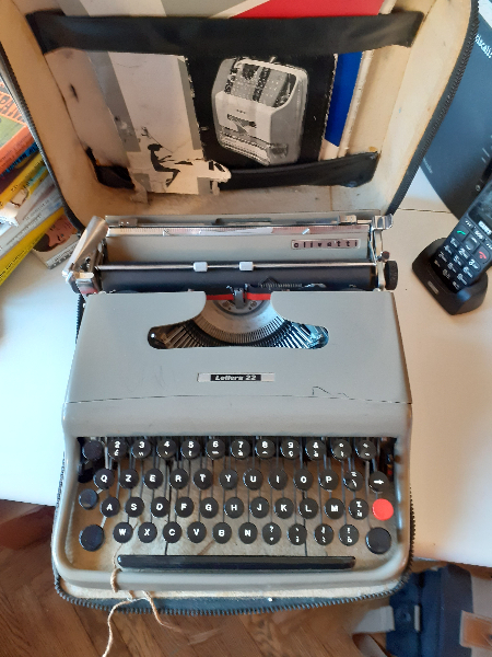 macchina da scrivere olivetti 22